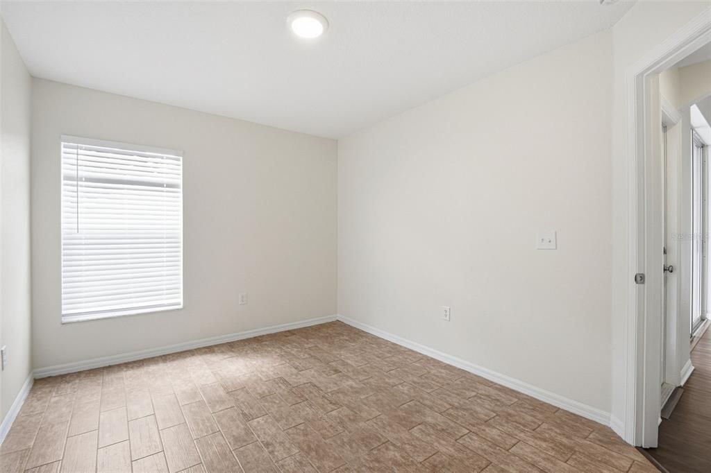 Activo con contrato: $374,900 (4 camas, 2 baños, 2060 Pies cuadrados)