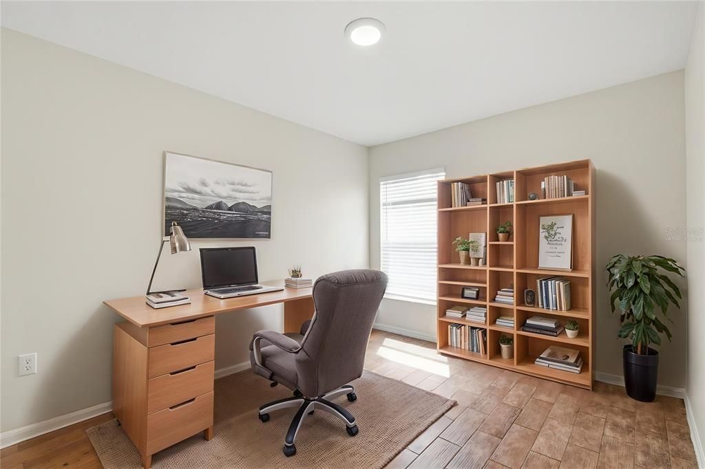 Activo con contrato: $374,900 (4 camas, 2 baños, 2060 Pies cuadrados)