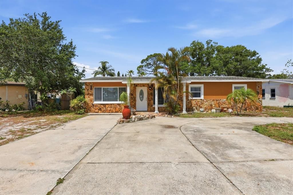 For Sale: $475,000 (3 beds, 2 baths, 1947 Square Feet)