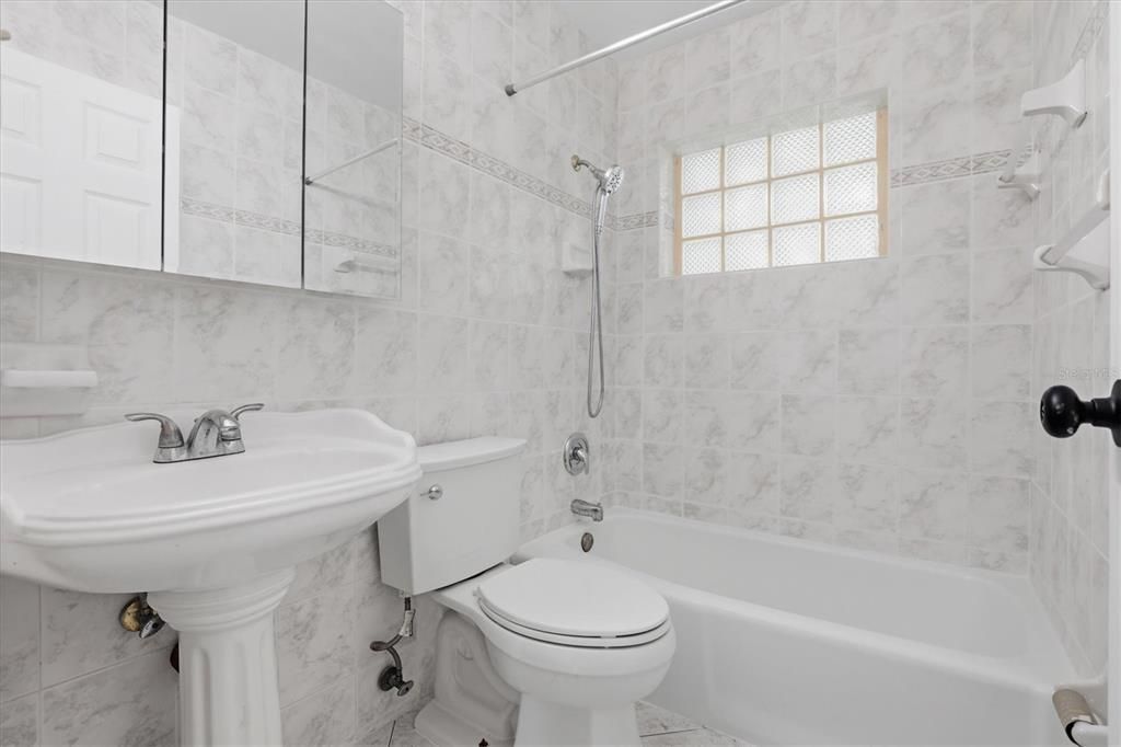 For Sale: $475,000 (3 beds, 2 baths, 1947 Square Feet)
