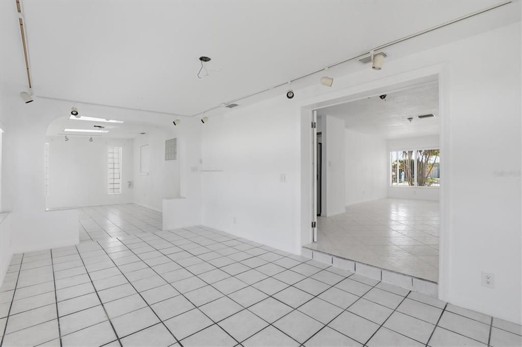 For Sale: $475,000 (3 beds, 2 baths, 1947 Square Feet)