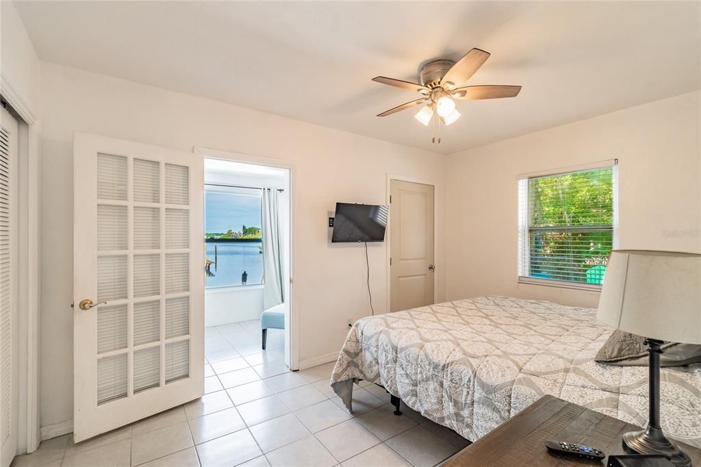 For Rent: $2,100 (2 beds, 1 baths, 900 Square Feet)