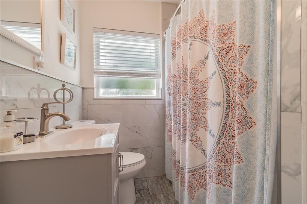 For Rent: $2,100 (2 beds, 1 baths, 900 Square Feet)