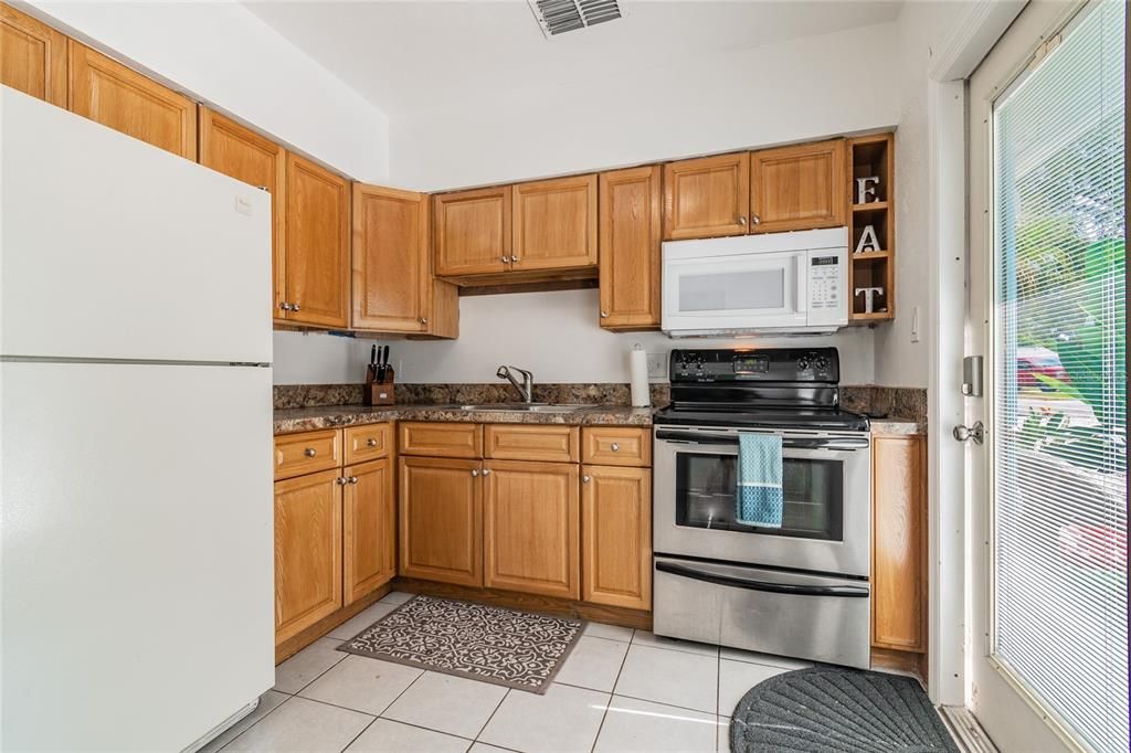For Rent: $2,100 (2 beds, 1 baths, 900 Square Feet)