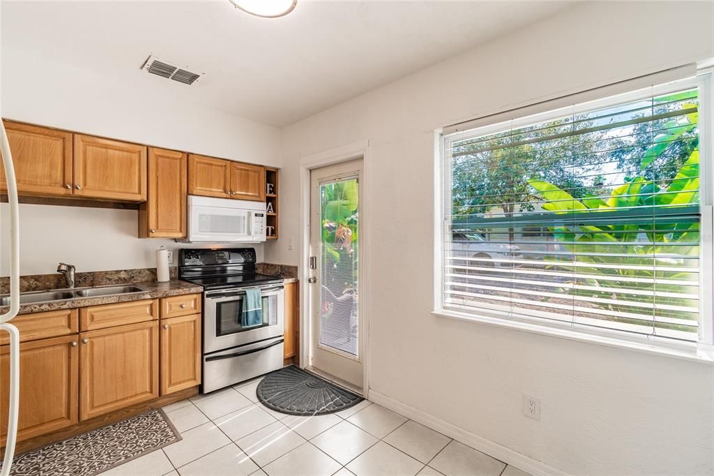 For Rent: $2,100 (2 beds, 1 baths, 900 Square Feet)
