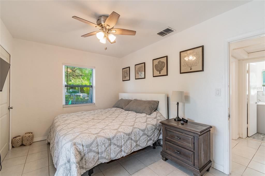 For Rent: $2,100 (2 beds, 1 baths, 900 Square Feet)