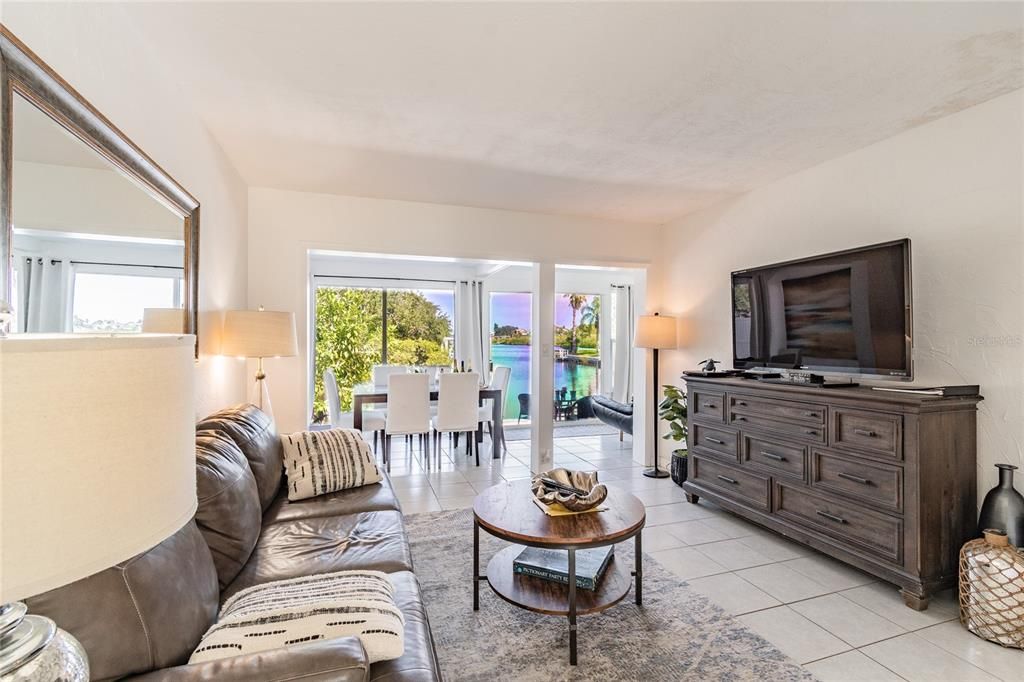 For Rent: $2,100 (2 beds, 1 baths, 900 Square Feet)