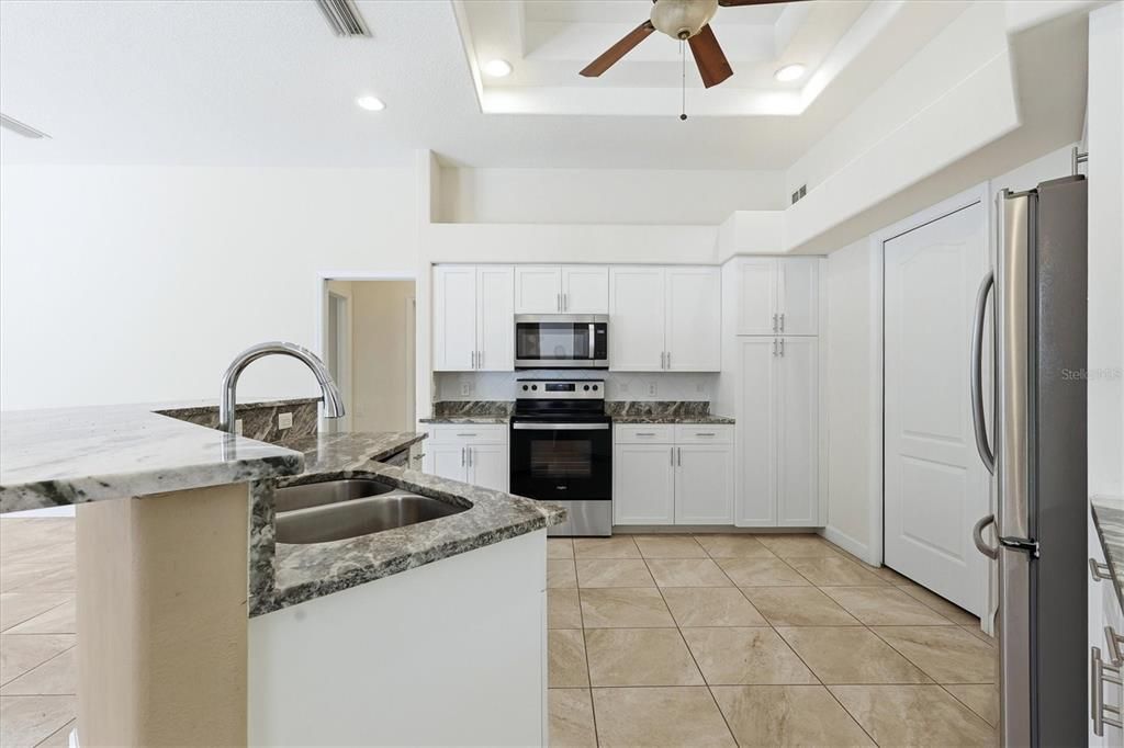 En Venta: $765,000 (4 camas, 3 baños, 2567 Pies cuadrados)