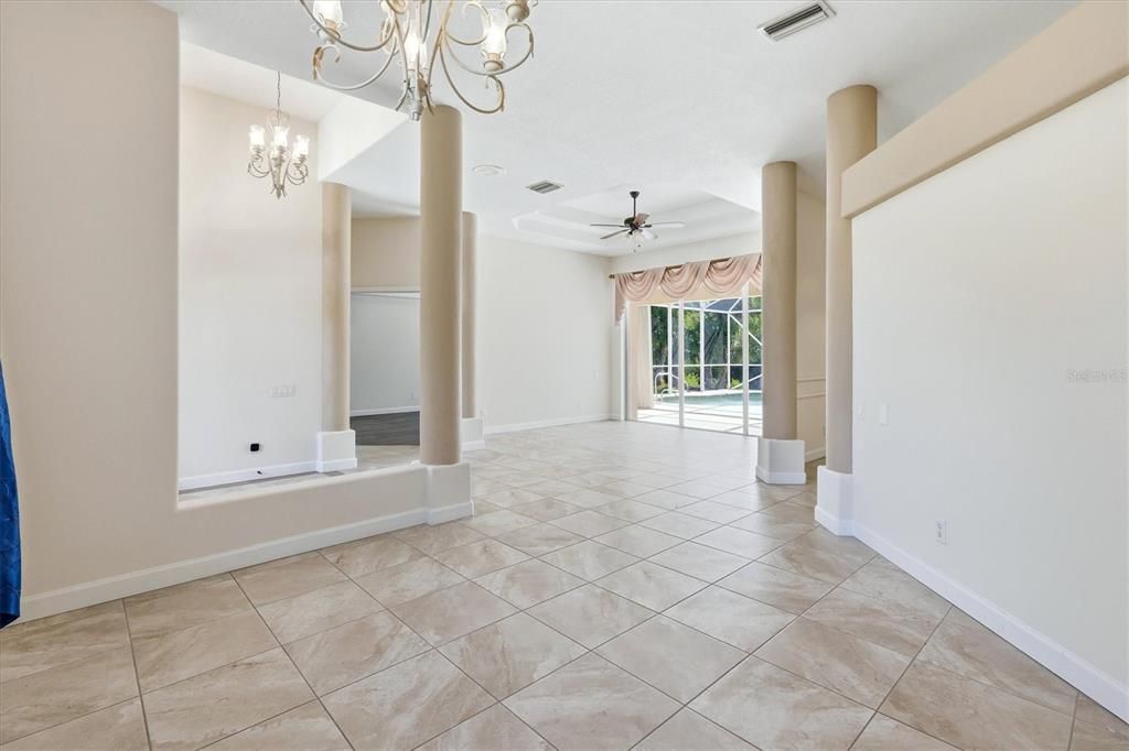 En Venta: $765,000 (4 camas, 3 baños, 2567 Pies cuadrados)