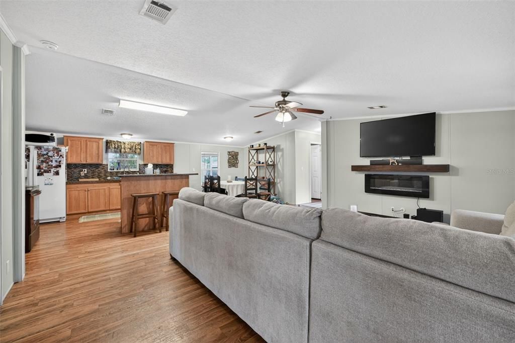 For Sale: $230,000 (3 beds, 2 baths, 1352 Square Feet)
