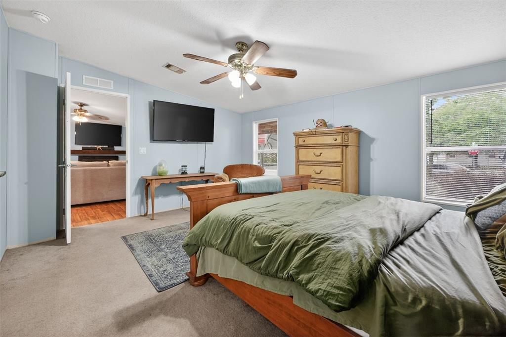 For Sale: $230,000 (3 beds, 2 baths, 1352 Square Feet)