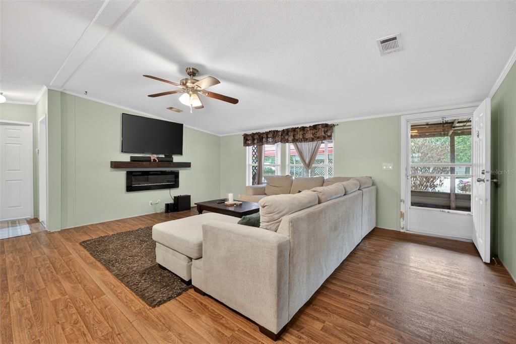 For Sale: $230,000 (3 beds, 2 baths, 1352 Square Feet)