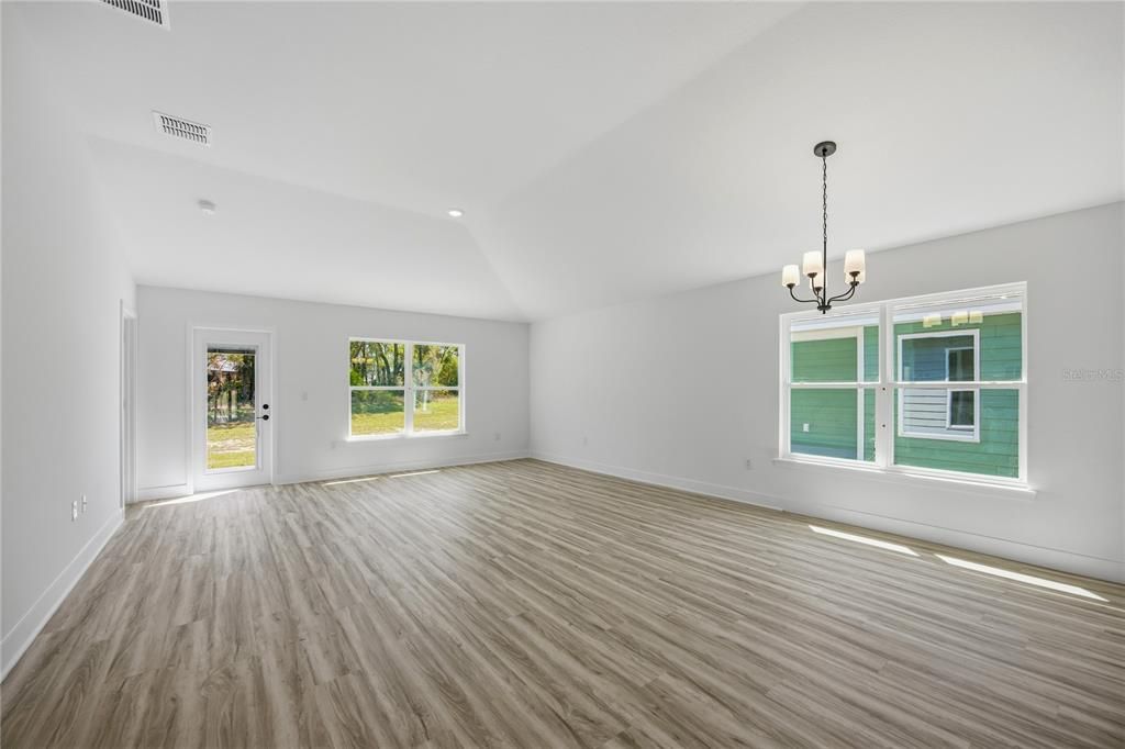 На продажу: $358,900 (4 спален, 2 ванн, 1635 Квадратных фут)