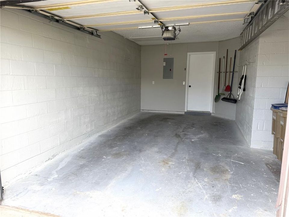 Active With Contract: $249,900 (3 beds, 2 baths, 1471 Square Feet)