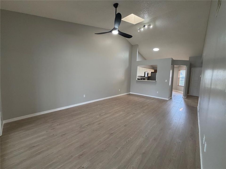 Active With Contract: $249,900 (3 beds, 2 baths, 1471 Square Feet)