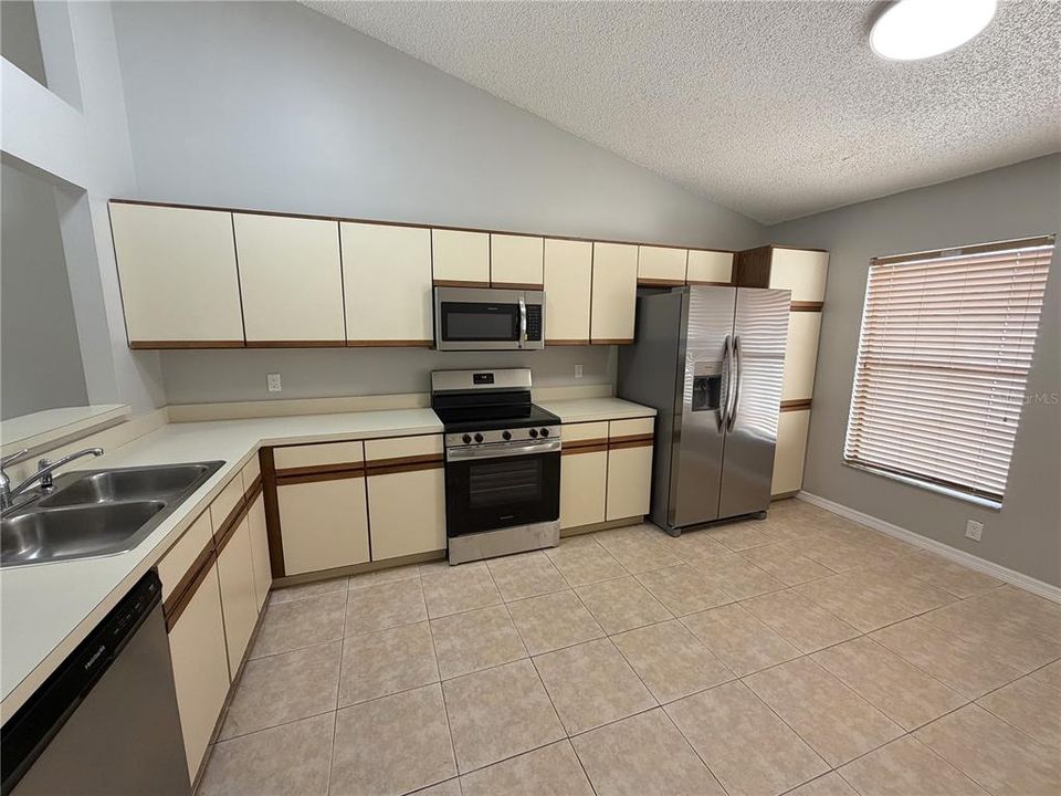 Active With Contract: $249,900 (3 beds, 2 baths, 1471 Square Feet)