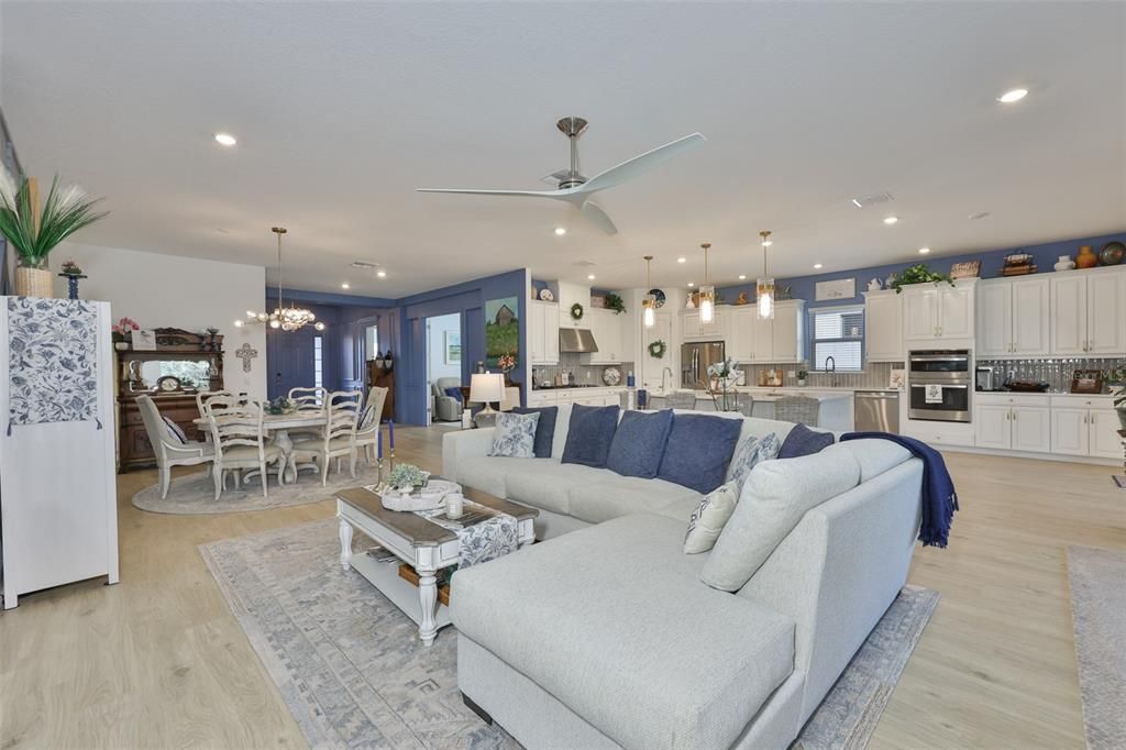En Venta: $764,900 (3 camas, 3 baños, 3072 Pies cuadrados)