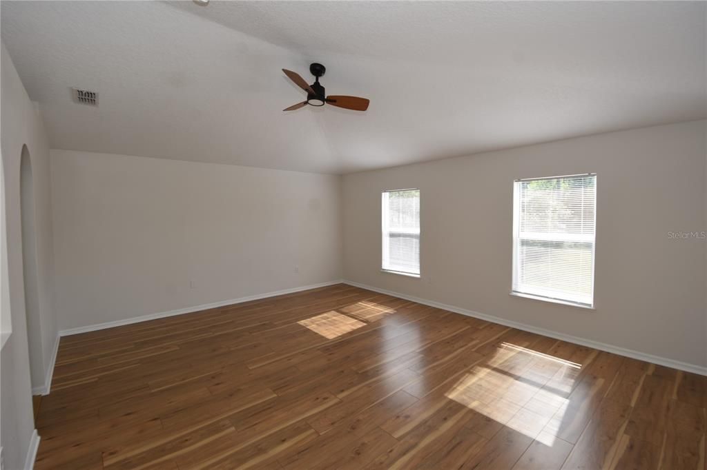 For Rent: $2,700 (5 beds, 2 baths, 2900 Square Feet)