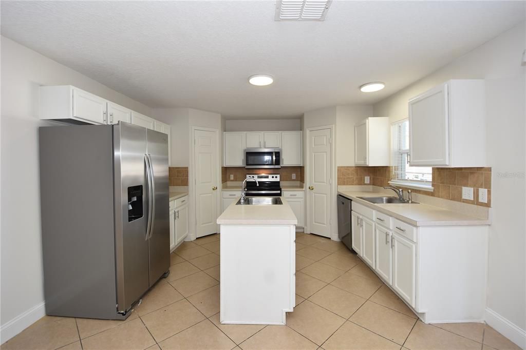 For Rent: $2,700 (5 beds, 2 baths, 2900 Square Feet)