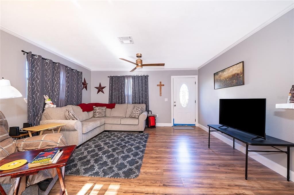 For Sale: $299,999 (4 beds, 2 baths, 1200 Square Feet)