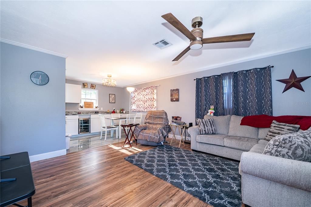 For Sale: $299,999 (4 beds, 2 baths, 1200 Square Feet)