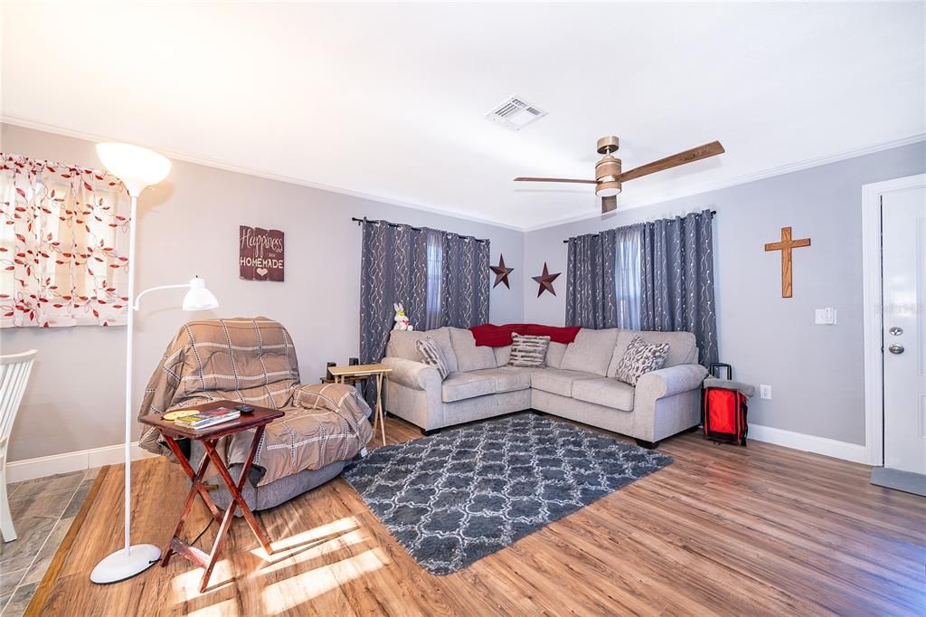 For Sale: $299,999 (4 beds, 2 baths, 1200 Square Feet)