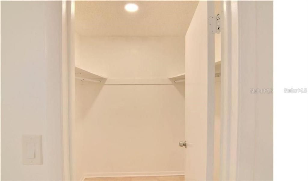 Activo con contrato: $1,695 (2 camas, 2 baños, 1002 Pies cuadrados)