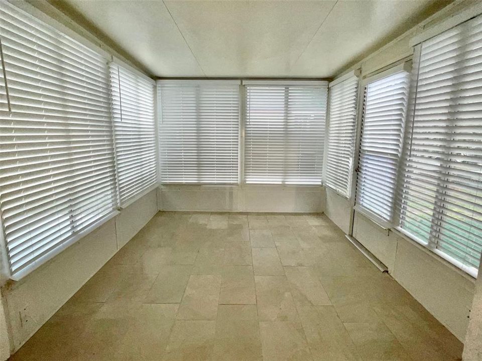 For Rent: $1,500 (2 beds, 1 baths, 972 Square Feet)