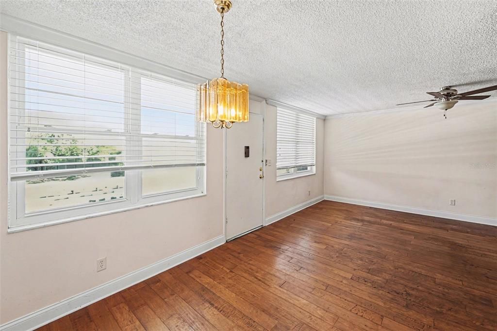Activo con contrato: $89,950 (1 camas, 1 baños, 930 Pies cuadrados)