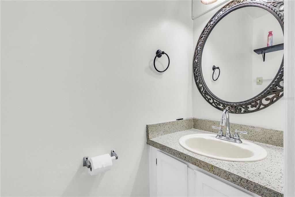 Activo con contrato: $234,999 (3 camas, 1 baños, 1280 Pies cuadrados)