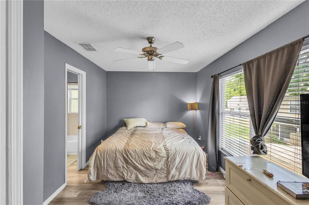 Activo con contrato: $234,999 (3 camas, 1 baños, 1280 Pies cuadrados)