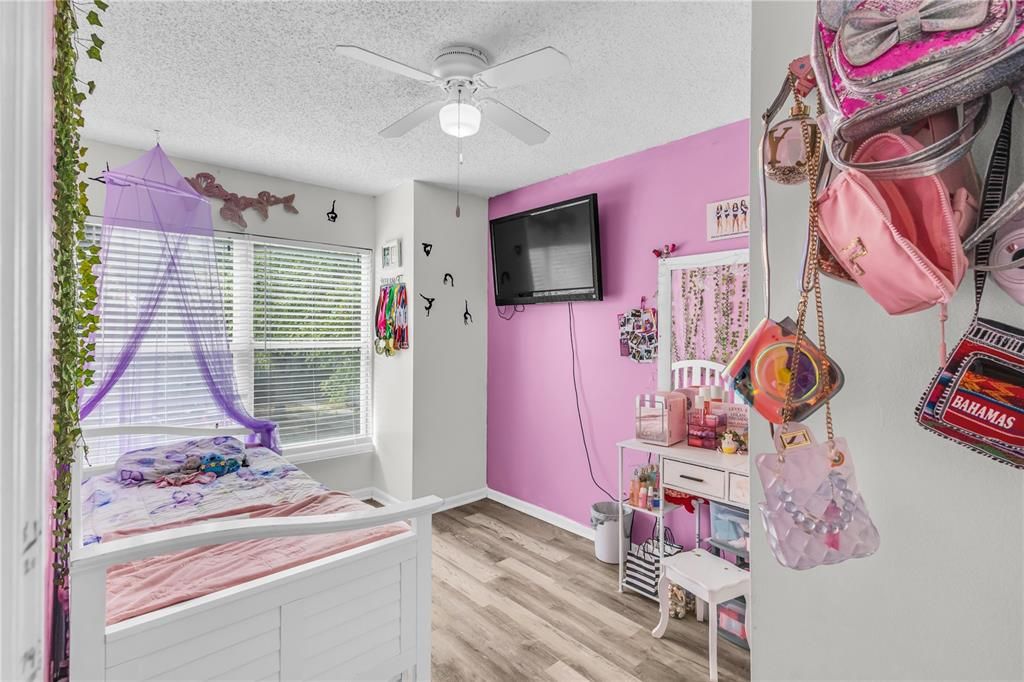 Activo con contrato: $234,999 (3 camas, 1 baños, 1280 Pies cuadrados)
