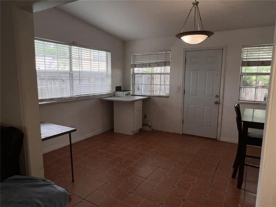 Activo con contrato: $234,999 (3 camas, 1 baños, 1280 Pies cuadrados)