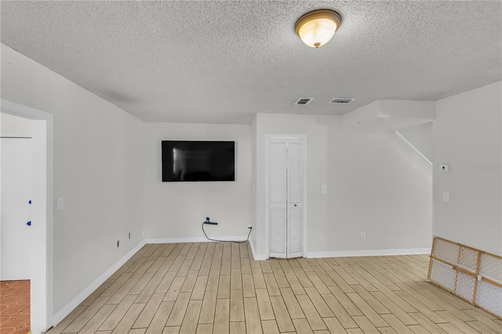 Activo con contrato: $234,999 (3 camas, 1 baños, 1280 Pies cuadrados)