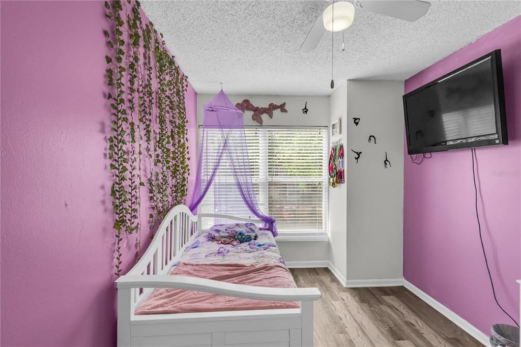 Activo con contrato: $234,999 (3 camas, 1 baños, 1280 Pies cuadrados)
