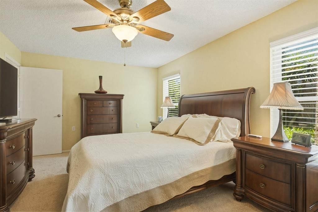 Activo con contrato: $359,000 (3 camas, 2 baños, 2168 Pies cuadrados)