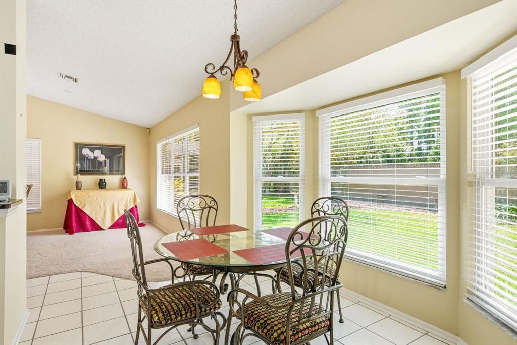Activo con contrato: $359,000 (3 camas, 2 baños, 2168 Pies cuadrados)