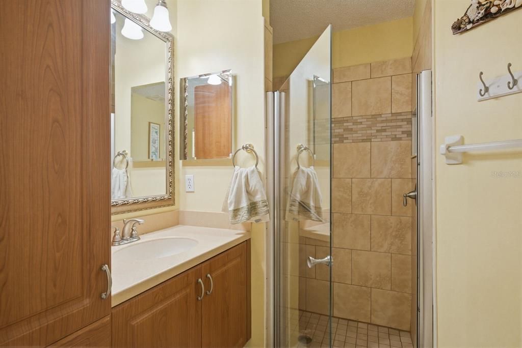Activo con contrato: $359,000 (3 camas, 2 baños, 2168 Pies cuadrados)
