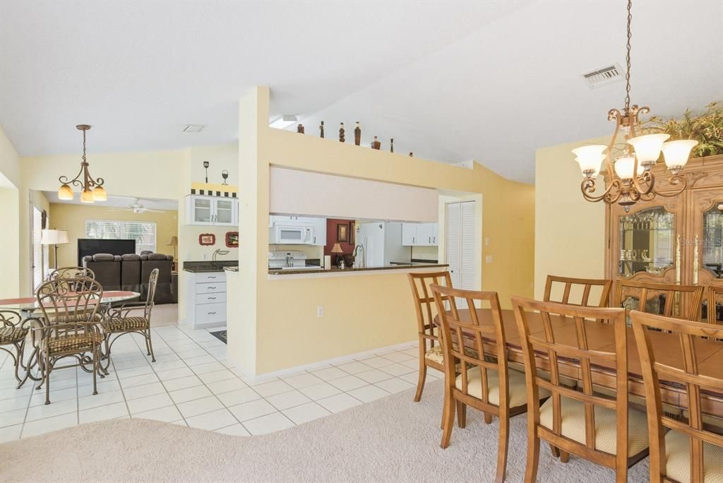 Activo con contrato: $359,000 (3 camas, 2 baños, 2168 Pies cuadrados)