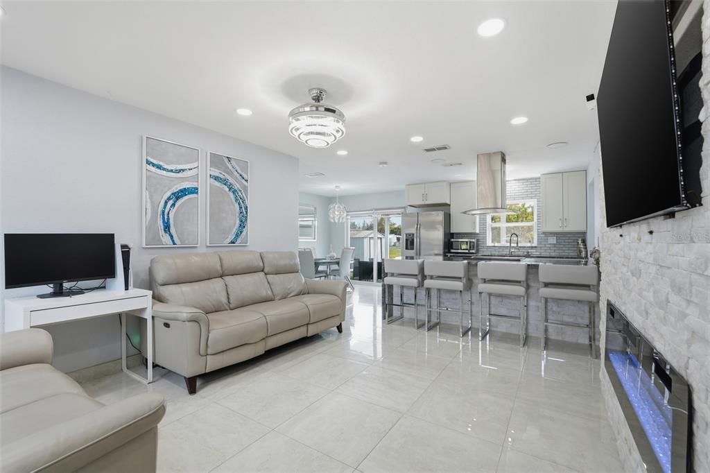 Activo con contrato: $335,000 (3 camas, 1 baños, 936 Pies cuadrados)