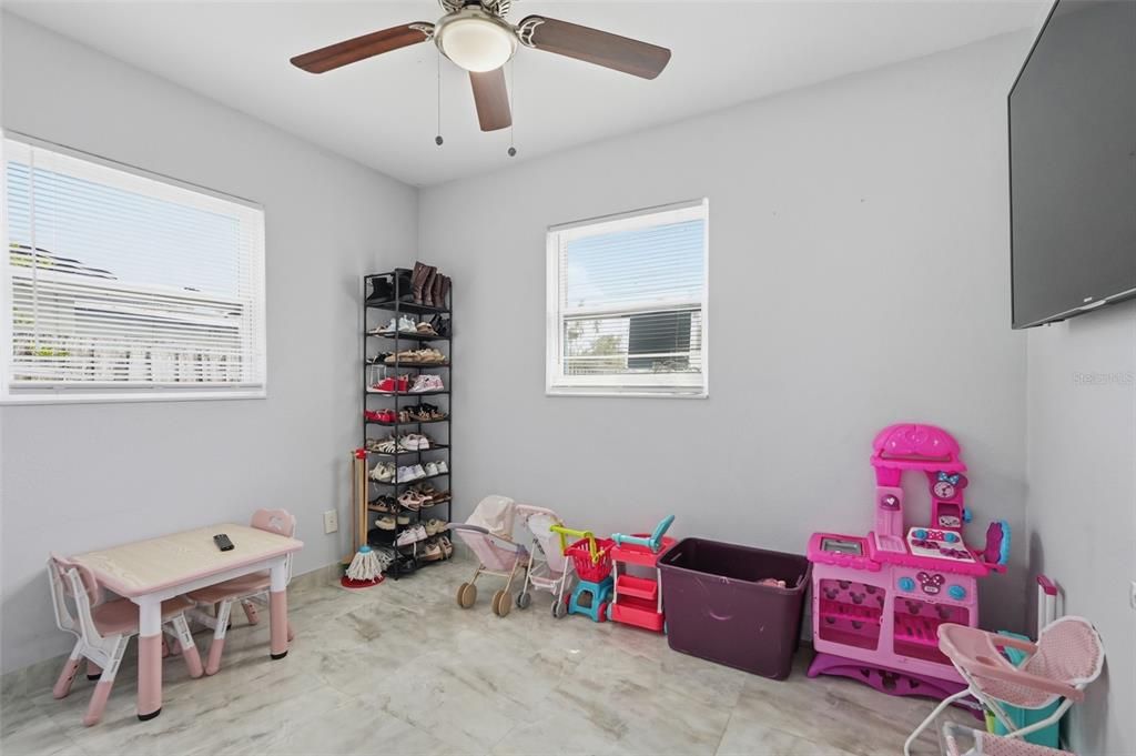 Activo con contrato: $335,000 (3 camas, 1 baños, 936 Pies cuadrados)