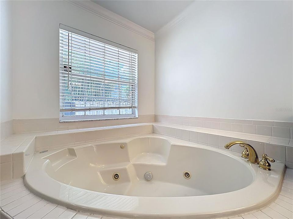 Active With Contract: $599,900 (4 beds, 2 baths, 2889 Square Feet)