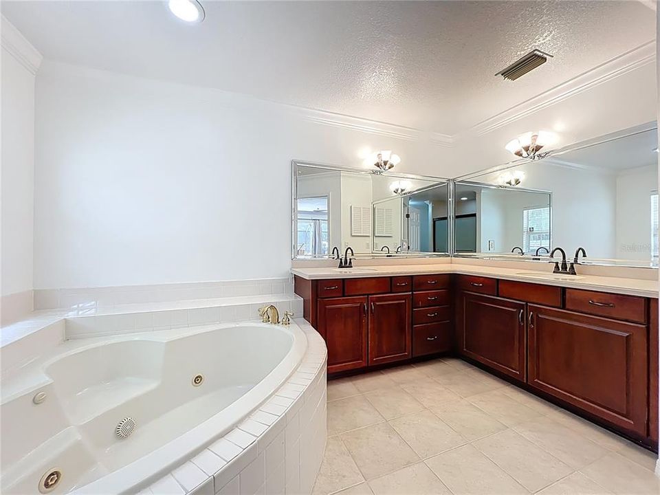 Active With Contract: $599,900 (4 beds, 2 baths, 2889 Square Feet)