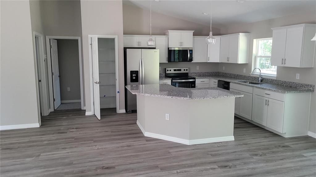 For Rent: $2,100 (3 beds, 2 baths, 1557 Square Feet)