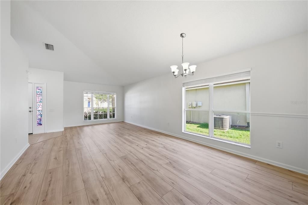 Activo con contrato: $399,999 (4 camas, 2 baños, 1956 Pies cuadrados)