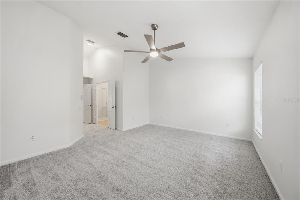 Activo con contrato: $399,999 (4 camas, 2 baños, 1956 Pies cuadrados)