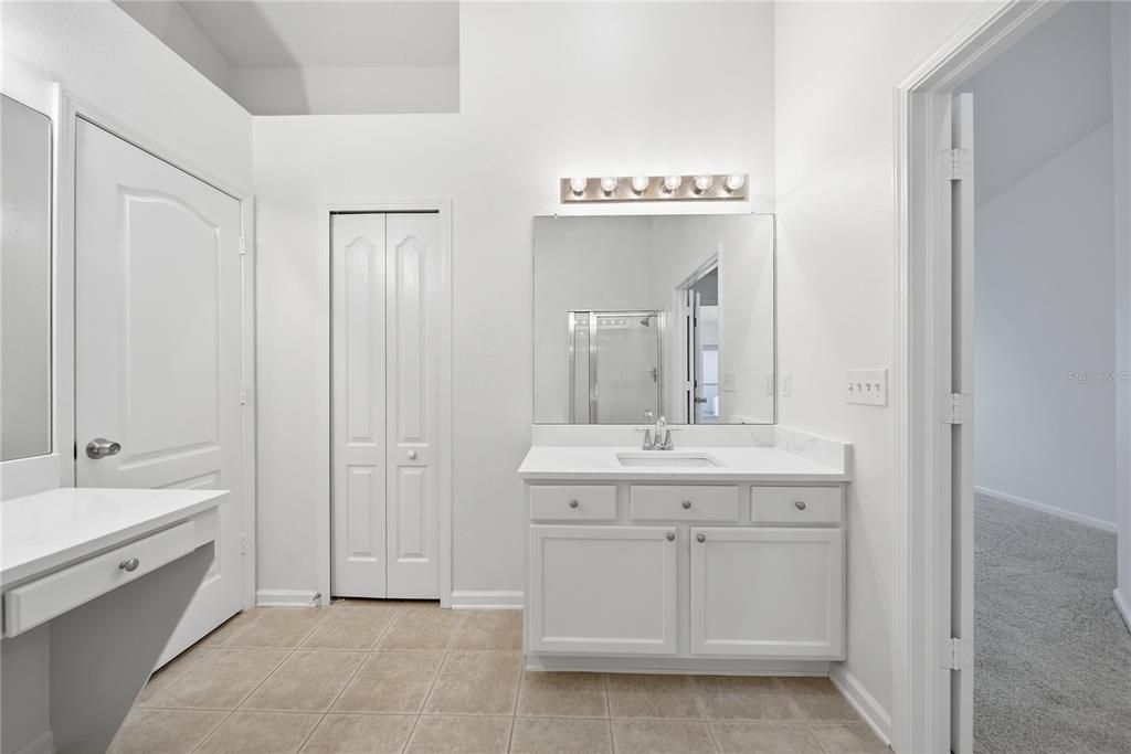 Activo con contrato: $399,999 (4 camas, 2 baños, 1956 Pies cuadrados)