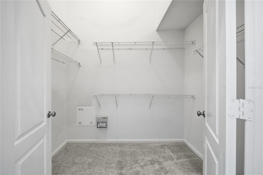 Activo con contrato: $399,999 (4 camas, 2 baños, 1956 Pies cuadrados)