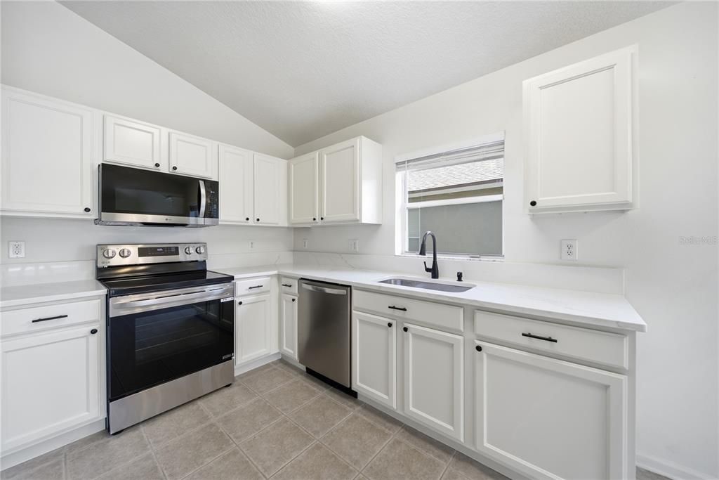 Activo con contrato: $399,999 (4 camas, 2 baños, 1956 Pies cuadrados)