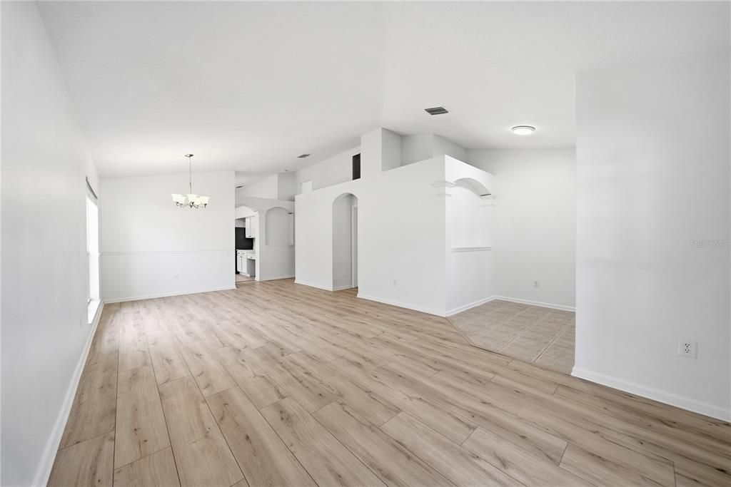 Activo con contrato: $399,999 (4 camas, 2 baños, 1956 Pies cuadrados)
